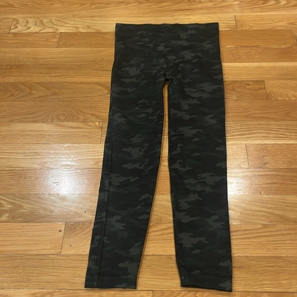 Spanx women’s green camo seamless leggings size large . - Picture 2 of 8